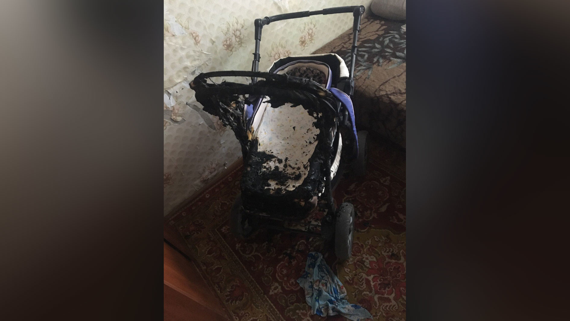 Вспыхнула за секунды! Мамаша чуть не сожгла маленького сына, уронив пепел в коляску