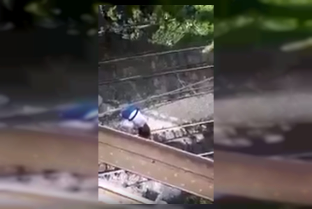 Красота требует жертв: девочка упала с ж/д моста из-за селфи