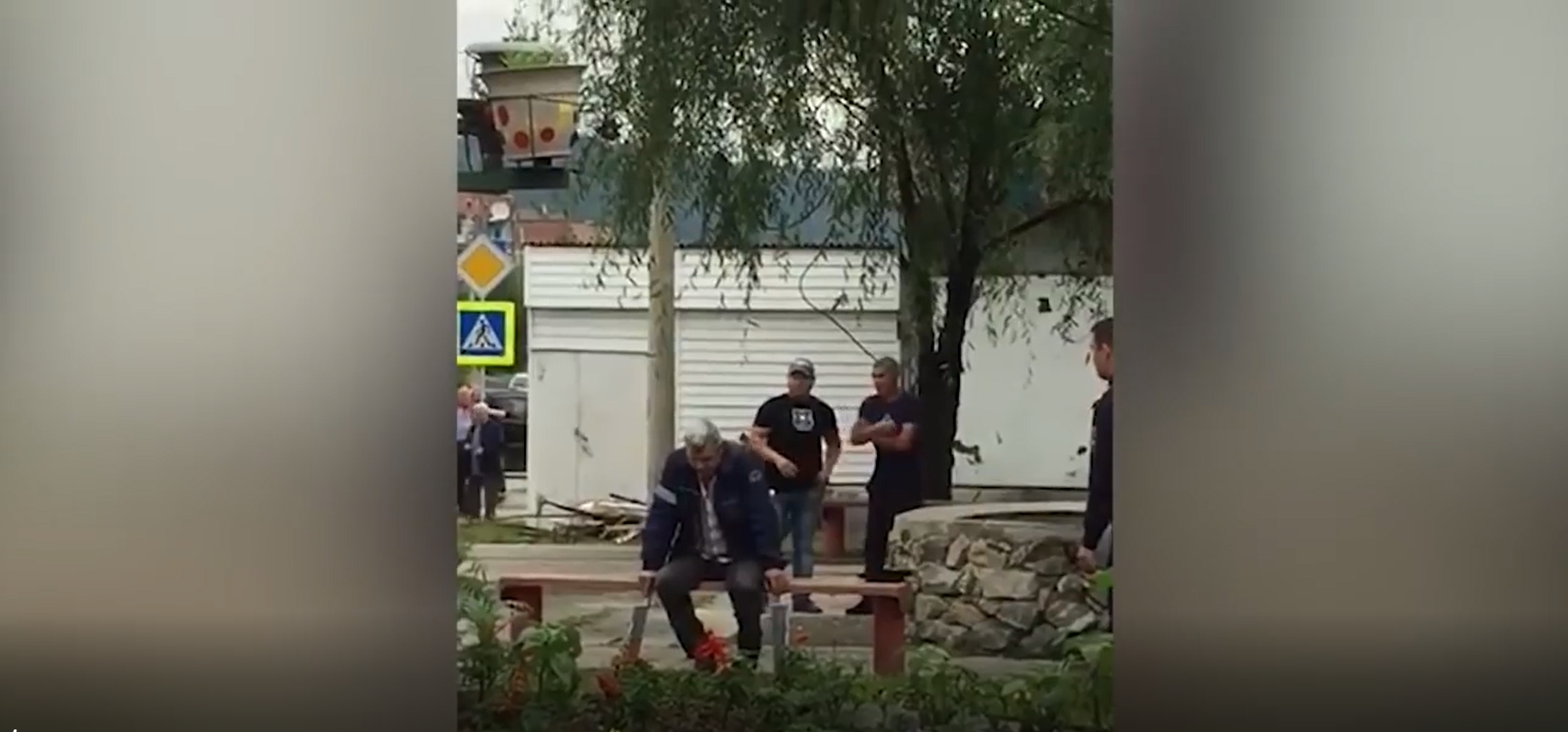 Неадекват из Приамурья пугал мачете прохожих: полицейские открыли огонь