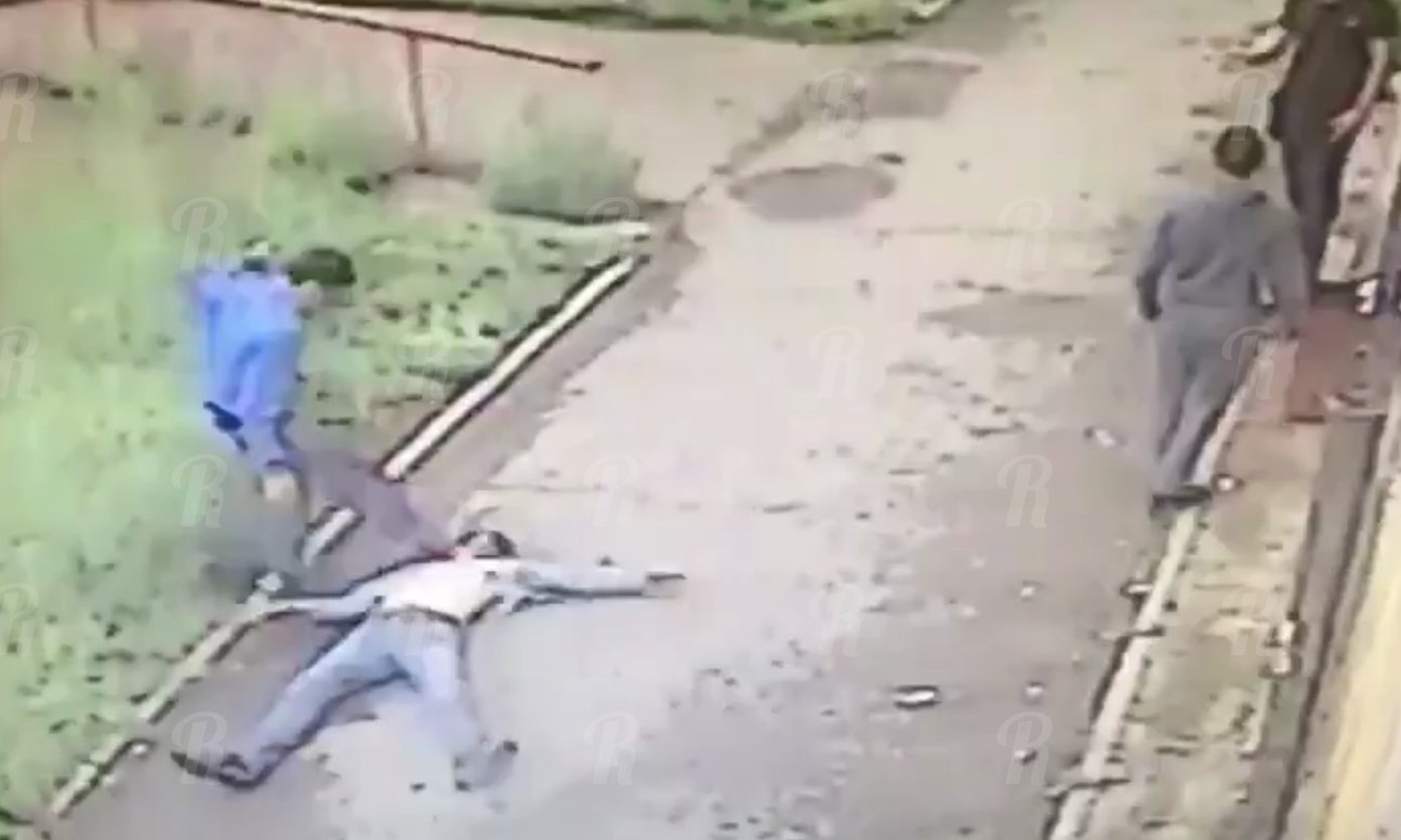 «Втаптывал голову ногами в асфальт». Мужчину зверски избили на глазах у товарищей