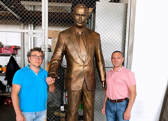 Депутат Госдумы хранит в гараже трехметровую фигуру Путина