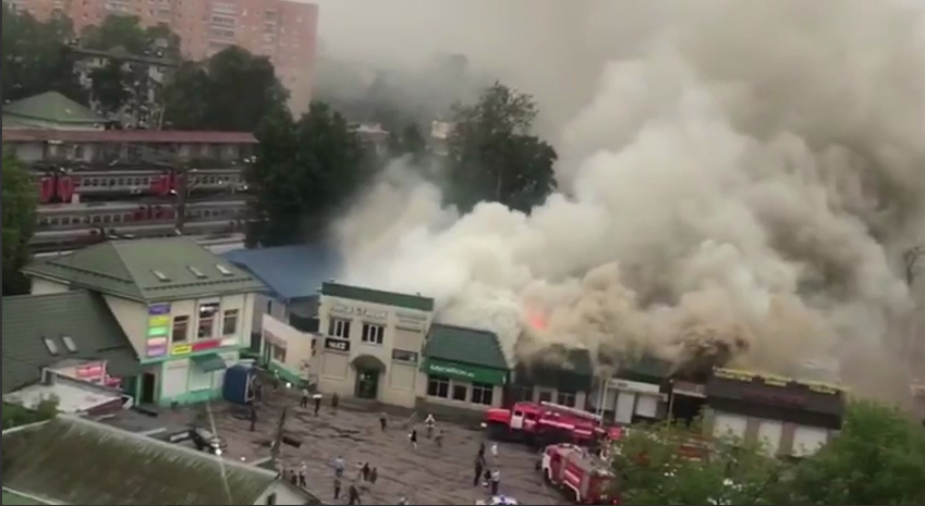 В Подмосковье полыхали торговые ряды