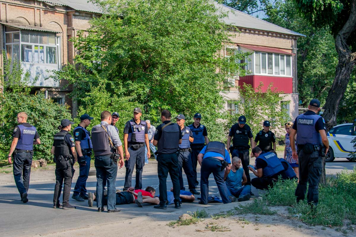 В Днепре военный вручил мужчине гранату с выдернутой чекой и убежал