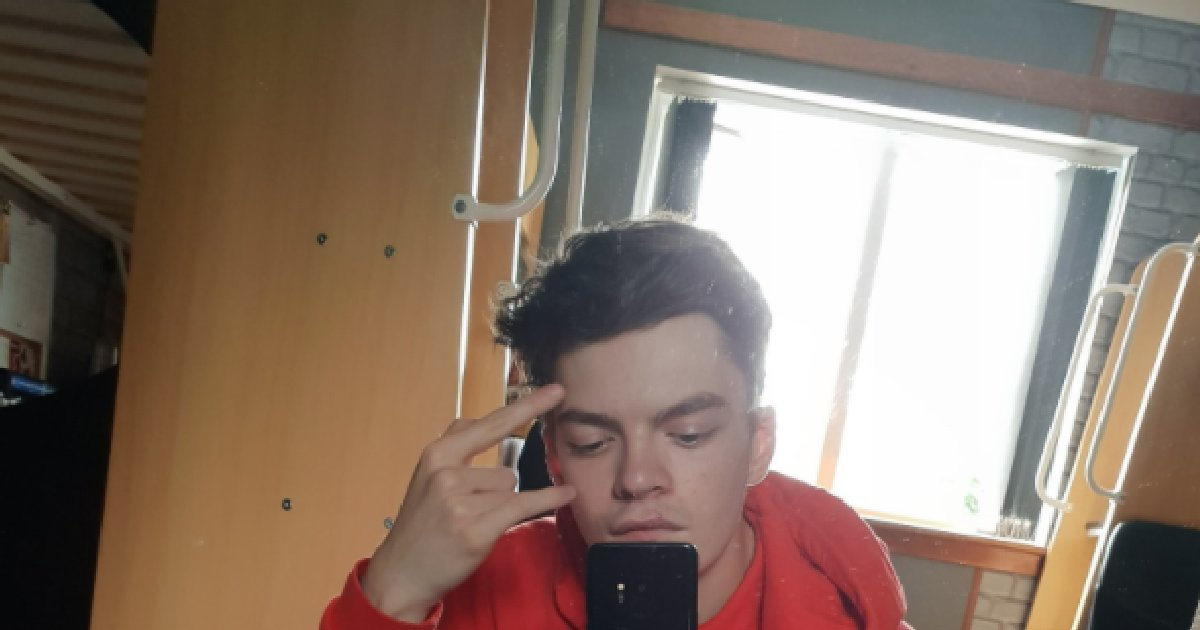 Девушка знакомилась с мужчинами в Tinder, а ее приятели в масках ждали в кустах