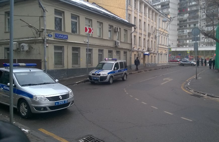 Бомж упал и разбился насмерть со здания полиции на Якиманке