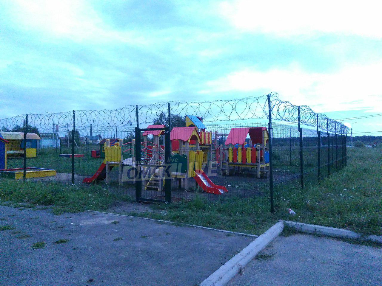 В Омске детскую площадку обнесли колючей проволокой