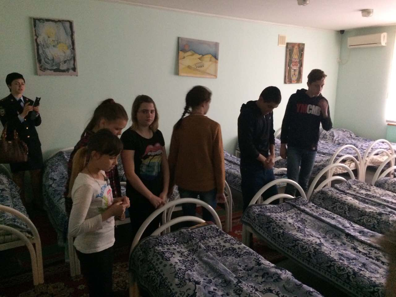 Мать отказалась от дочери, которую много лет насиловал отчим