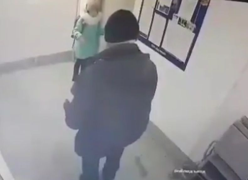 Двое мужчин изнасиловали женщину прямо в подъезде