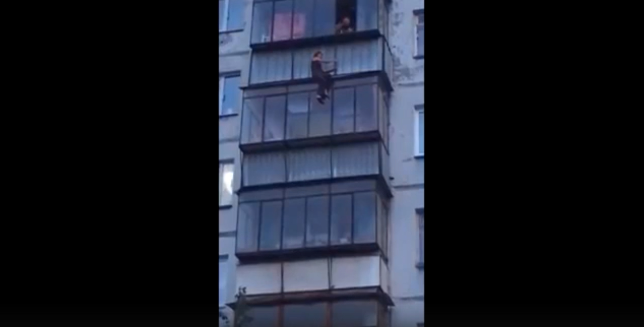 Жительница Челябинска провела на козырьке балкона около получаса