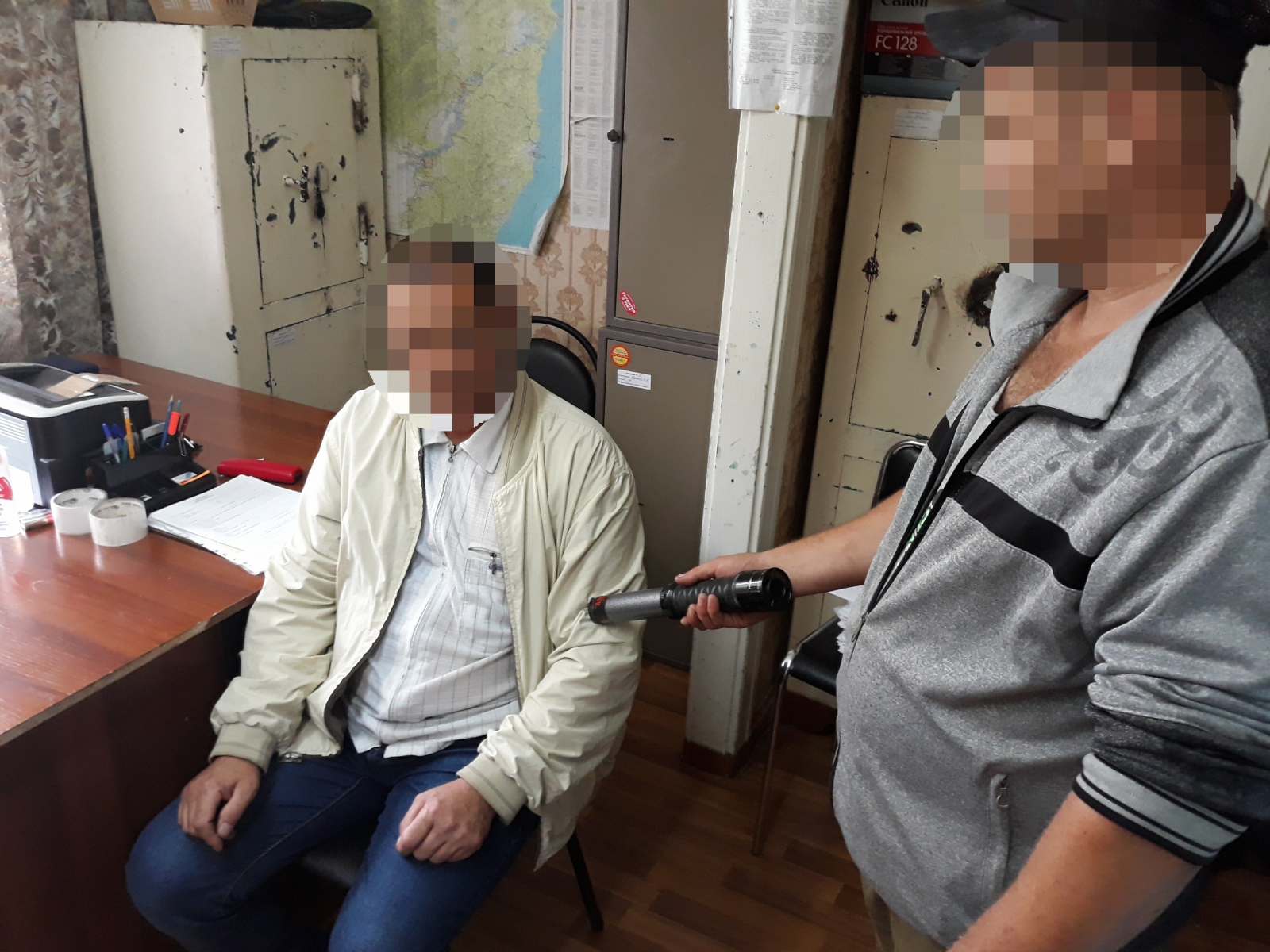 Трое полицейских пытали сотрудника 