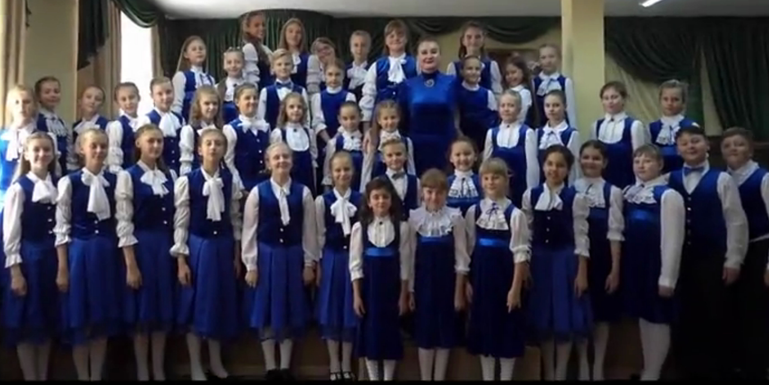 Детский хор из Омска спел песню лидера 