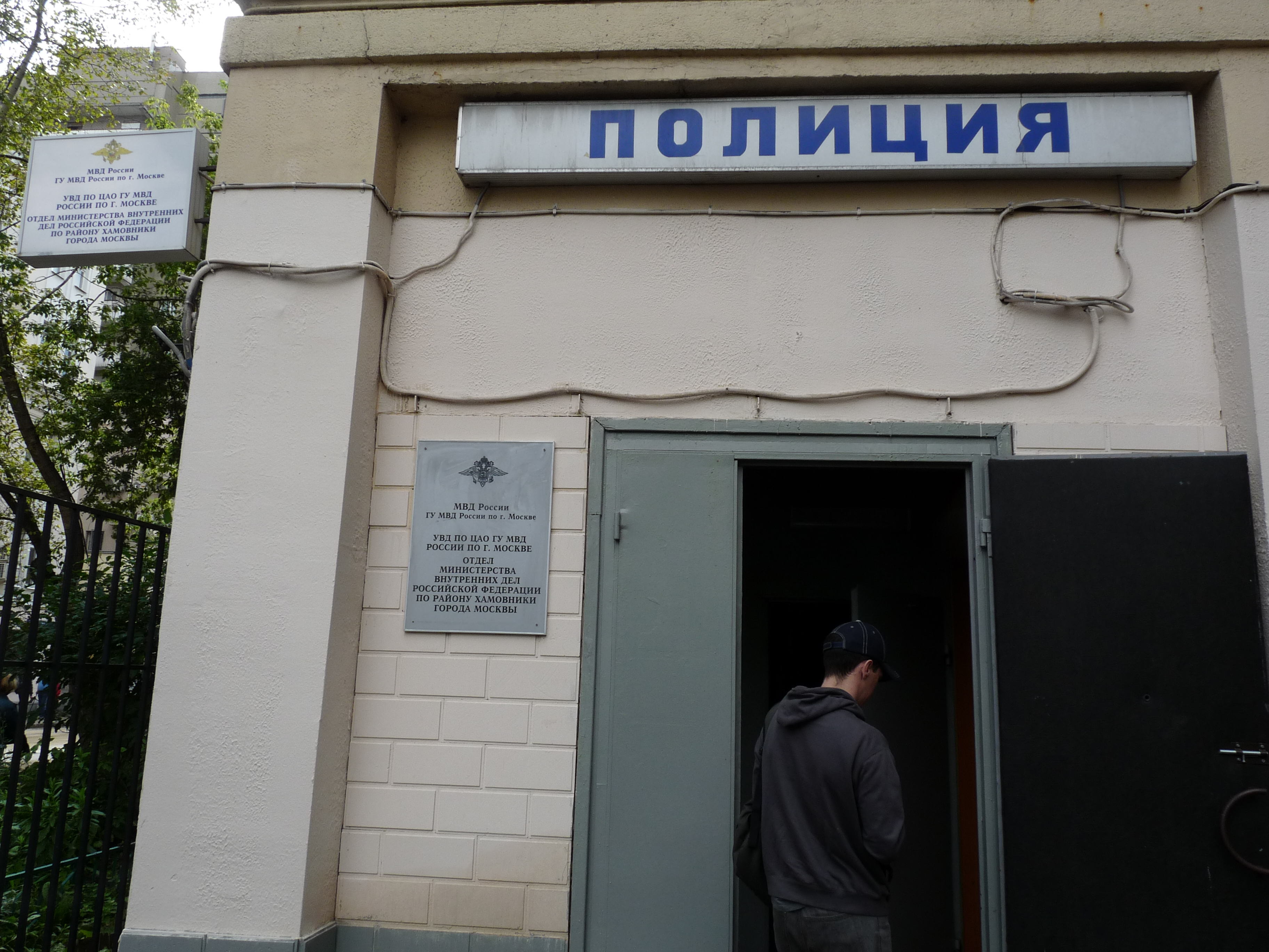 Полицейские избили сотрудников автомойки за отказ бесплатно помыть машину