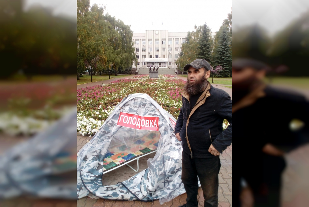 Предприниматель, у которого хотят снести ларек, начал голодовку возле мэрии