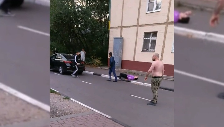 «Эй, вставай! Ну, ты чего? Бей!». Компания пьяных жителей устроила спарринг с водителями посреди дороги