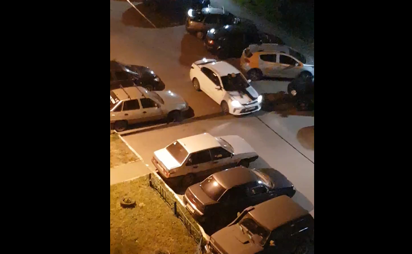 Житель Челябинска отдохнул, катаясь на капоте машины