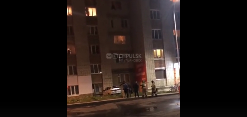Пьяная автоледи протаранила общежитие и пыталась спрыгнуть с 5-го этажа