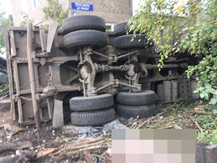 Под Уфой грузовик раздавил школьницу и протаранил дом, задев легковушку