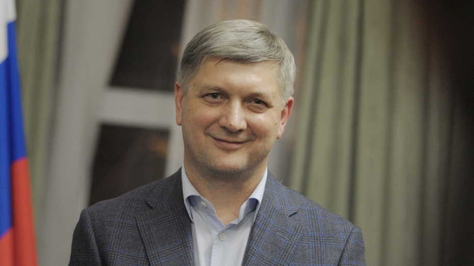 Губернатор Александр Гусев заплатил уволенному заму 23 оклада и вновь принял его на работу