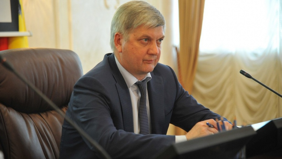 Губернатор Воронежской области выплатил уволенному заместителю 23 оклада и снова принял его на работу