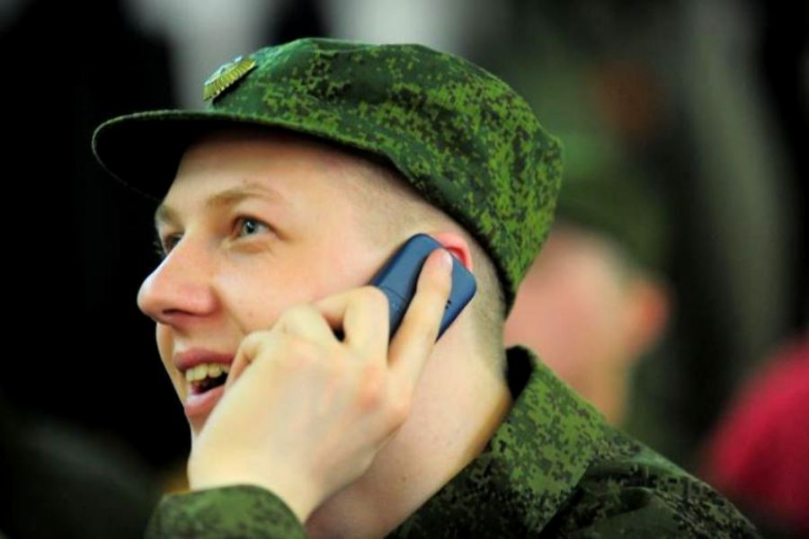 Старшина собирал с военнослужащих дань за разговоры по сотовому