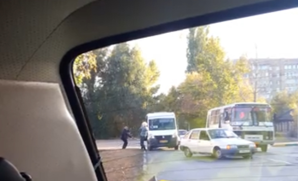 Мужчина в папахе, как у Хабиба, напал на пассажирский автобус в Балаково