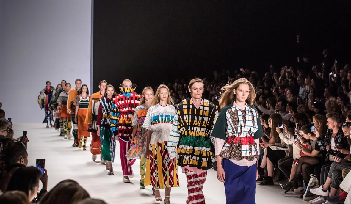 Два минских бомжа забрели на Mercedes-Benz Fashion week в Москве