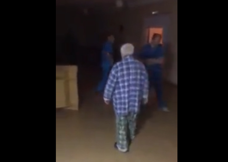 Санитары издевались над пожилым пациентом психбольницы и снимали видео