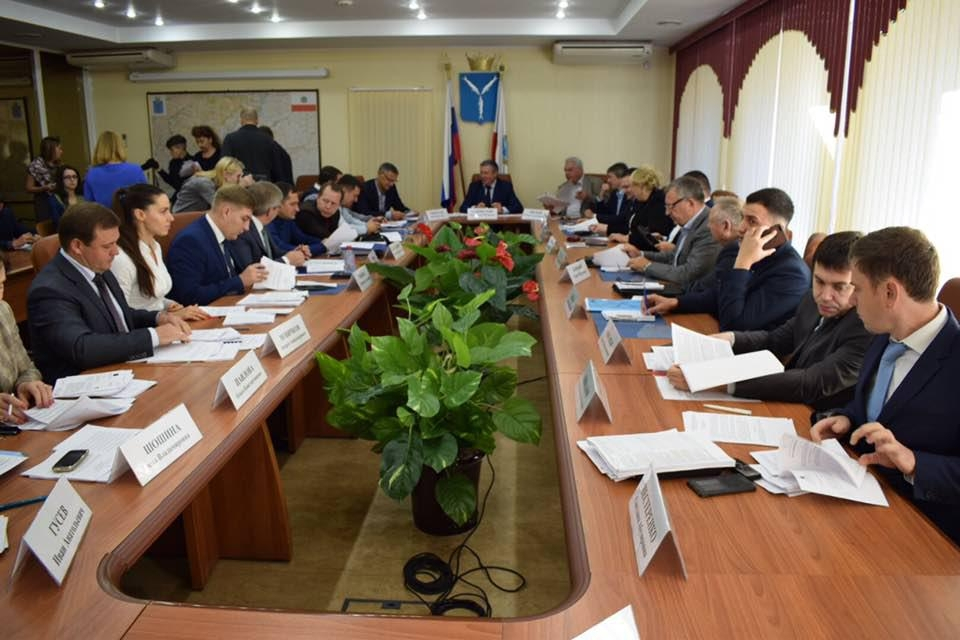 Замминистра строительства в Саратовской области обещал жилье ветеранам к 2025 году