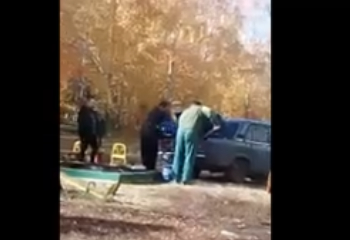 Новосибирские коммунальщики достали песок из песочниц, чтобы зимой посыпать им дорожки