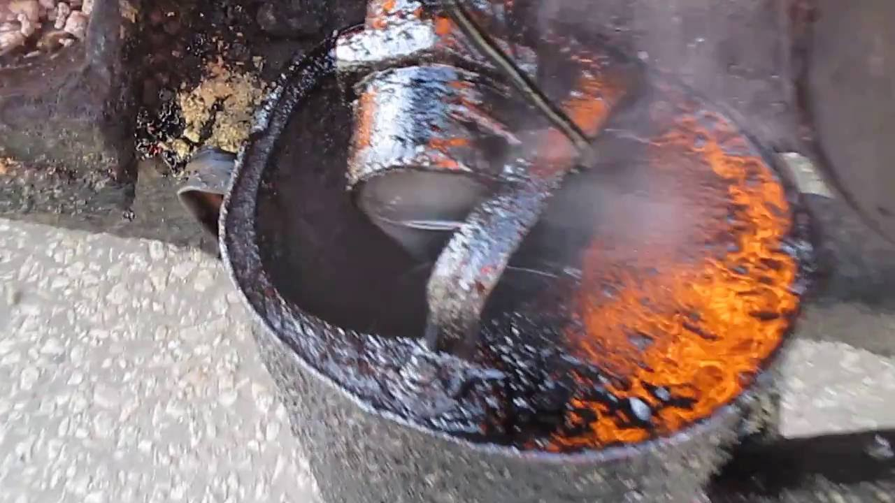 Прохожий в Москве прыгнул в люк с кипящим битумом на глазах дорожных рабочих