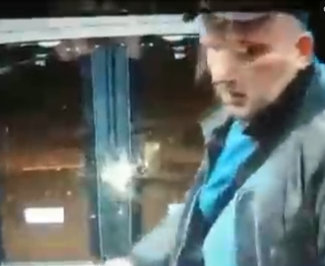 В Москве пассажир с чужой социальной картой набросился на кондуктора