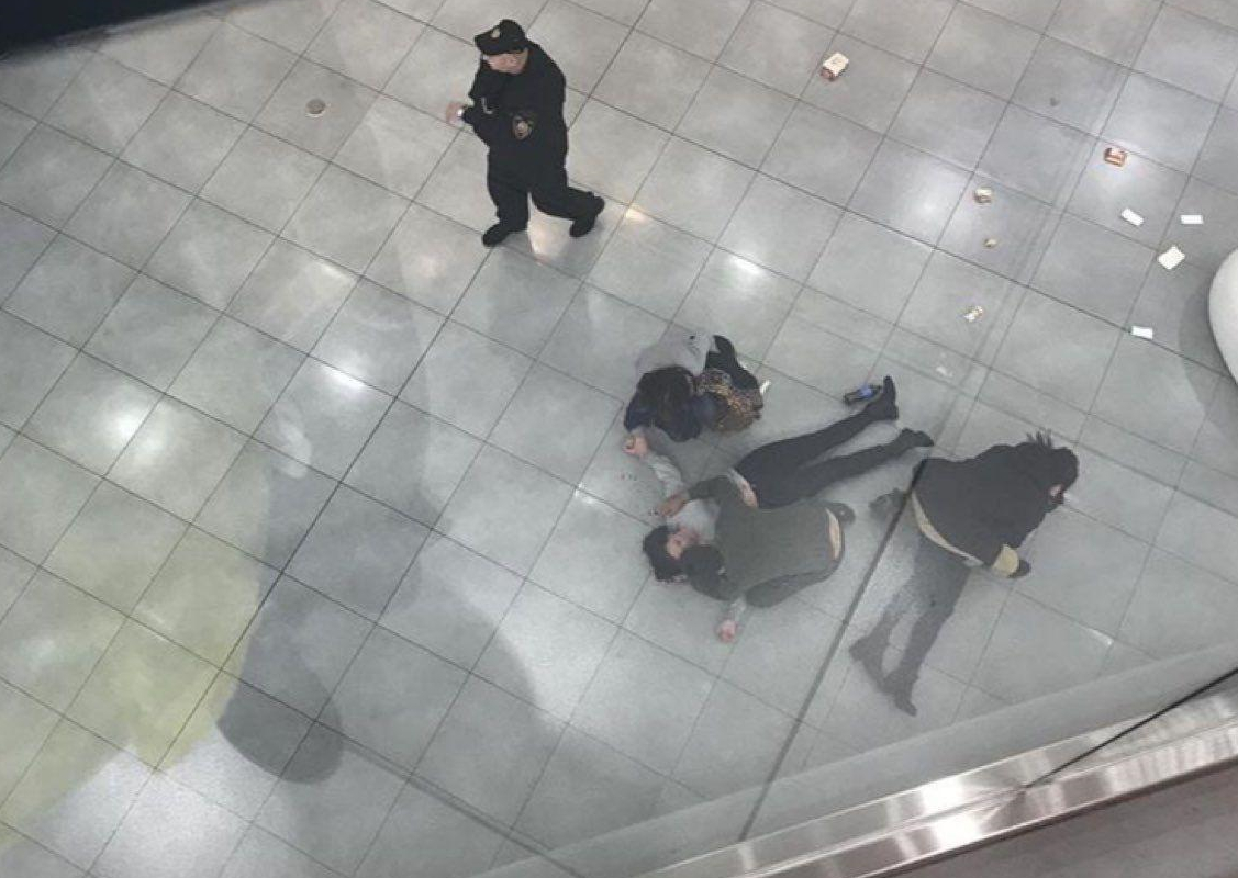 В Москве девушка прыгнула с четвертого этажа торгового центра на посетительницу