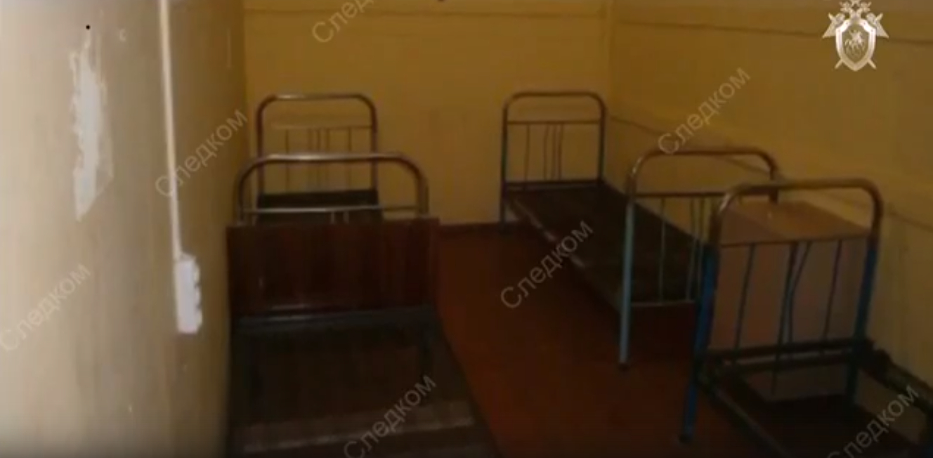 Директор детского лагеря помещала непослушных в карцер