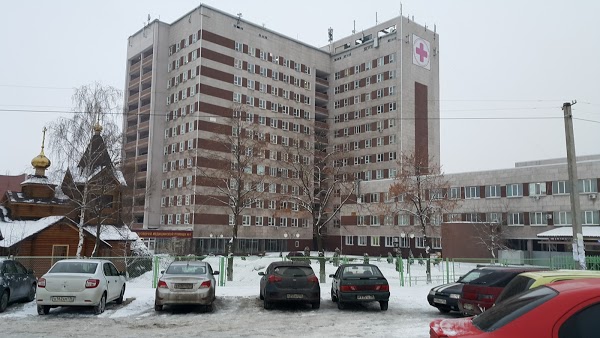 Охранники воронежской больницы вытащили пациента из здания и бросили на землю