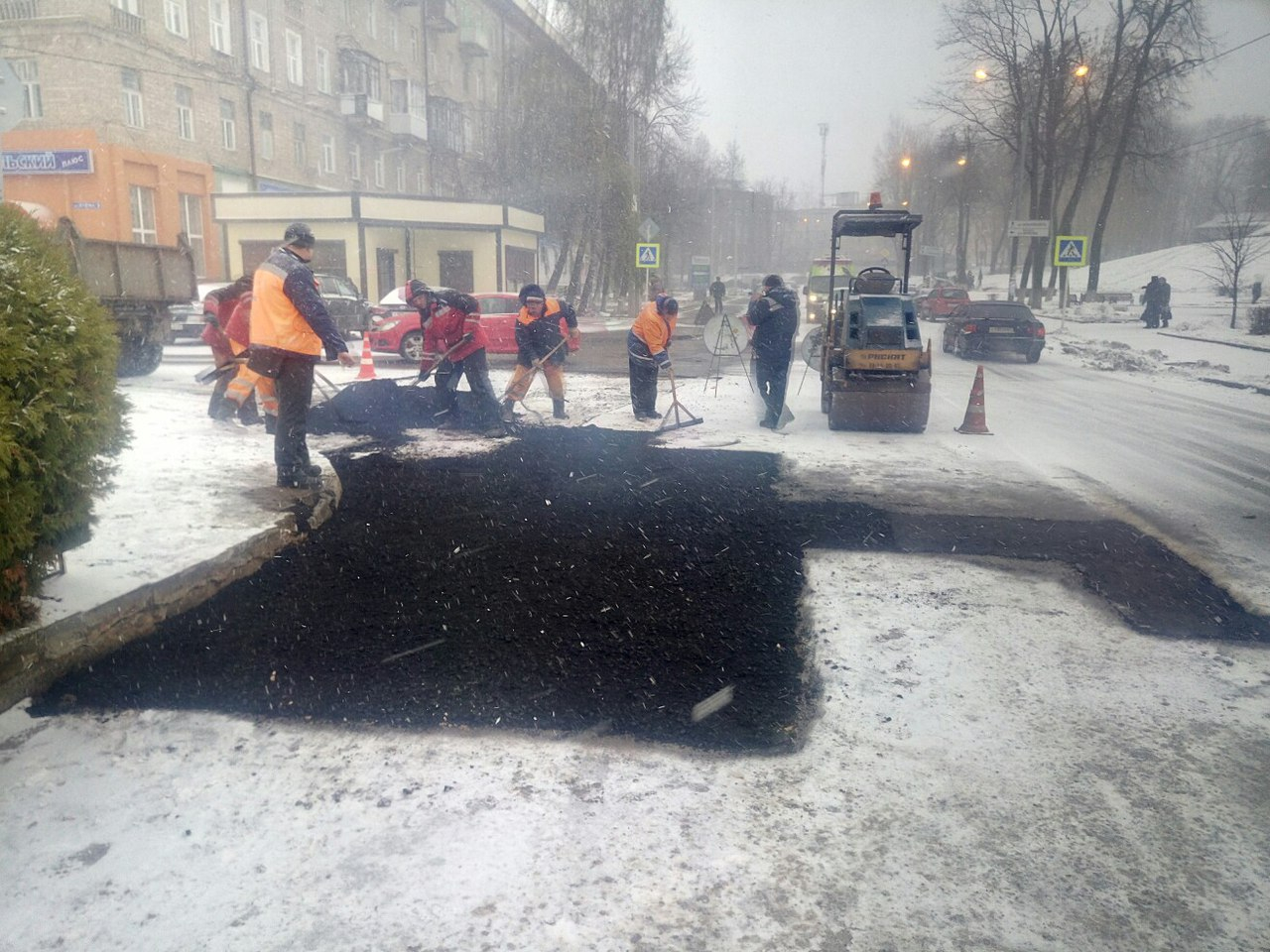 Росавтодор разрешил укладывать асфальт и в снег, и в дождь