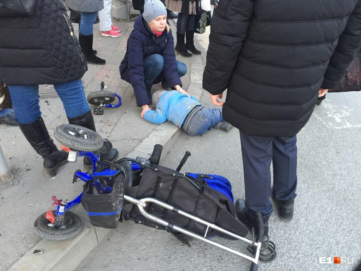 Вылетел на тротуар и протаранил троих пешеходов: ужасное ДТП в Екатеринбурге