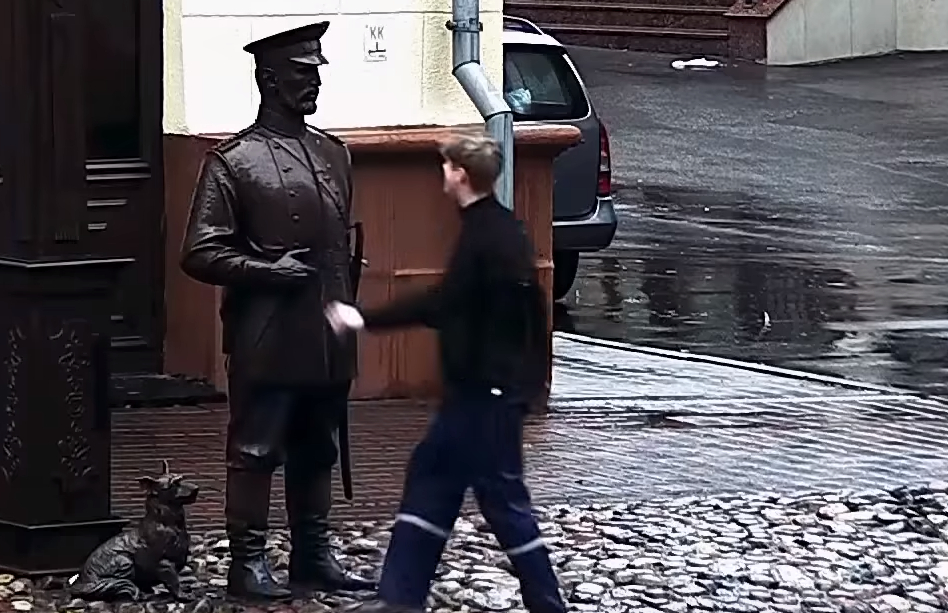 В Минске подростка заставили извиняться перед обиженным памятником