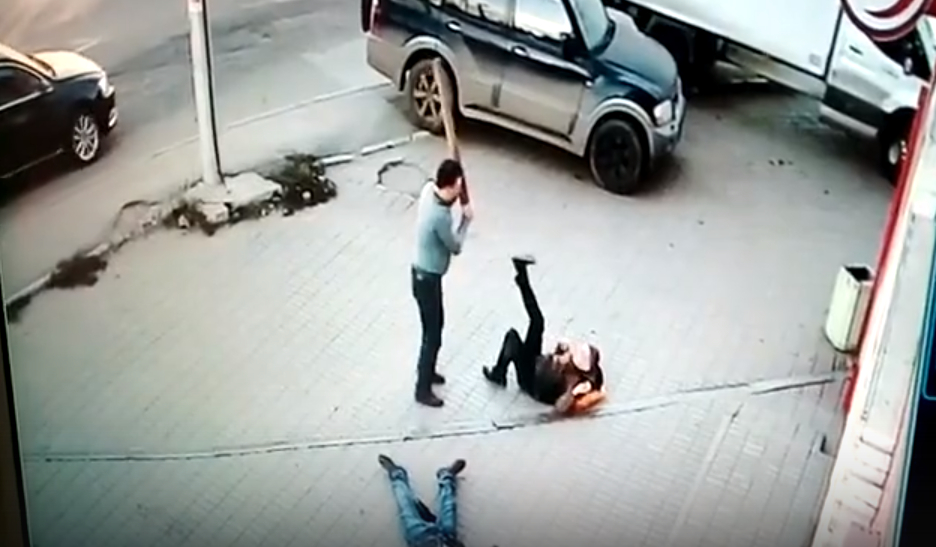 Все проходили мимо: калужанин средь бела дня избил двоих молодых парней