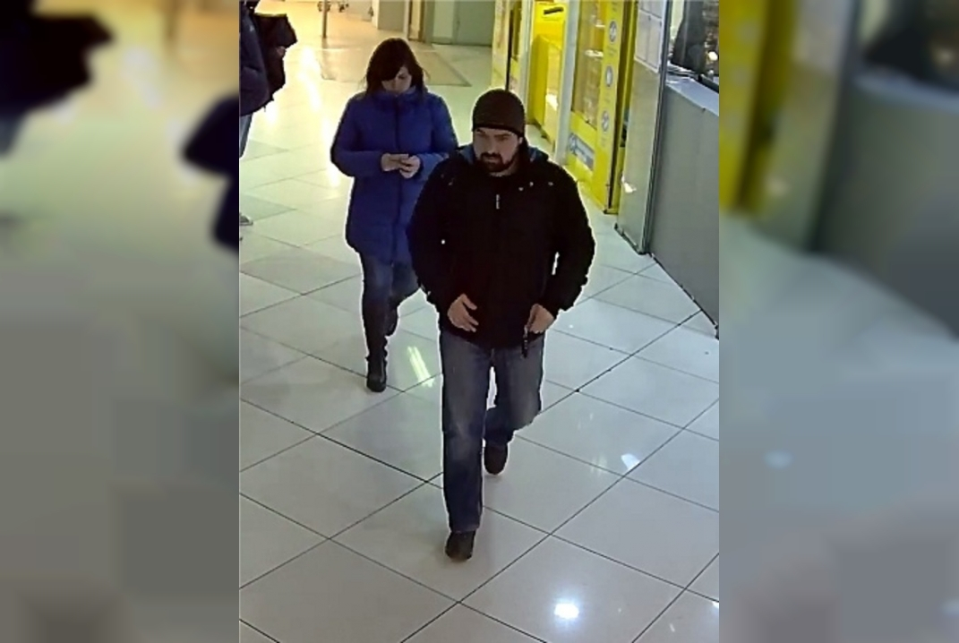 В Екатеринбурге пока мужчина мерил куртку, продавцы выставили его одежду на продажу