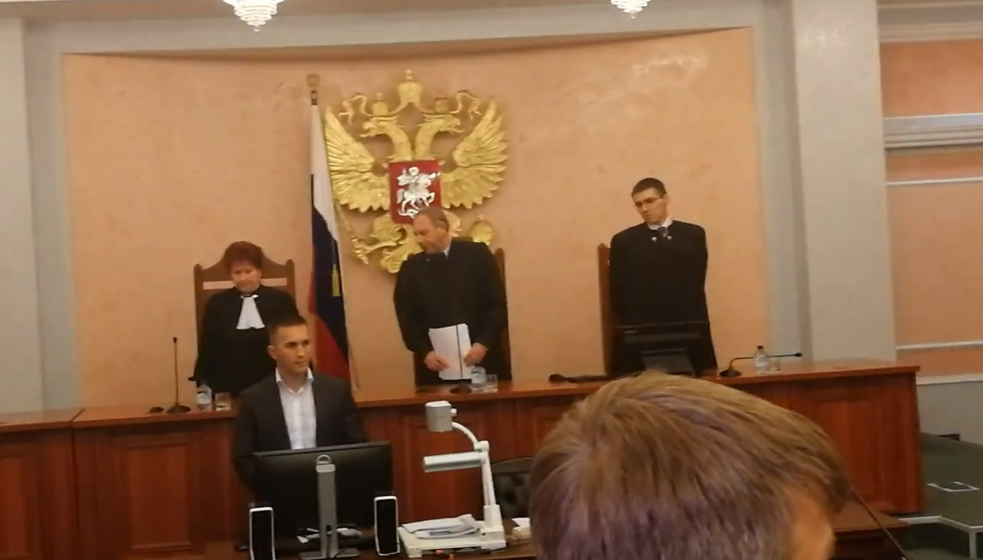 Москвичи освистали Верховный суд