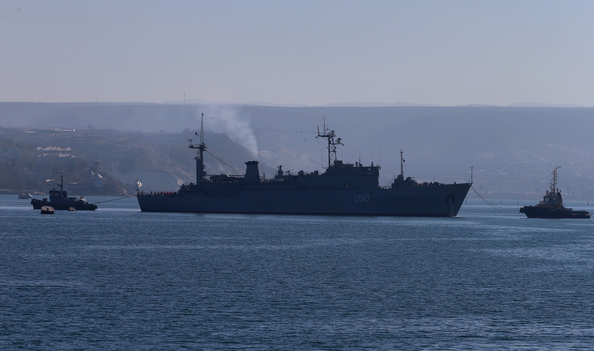 Украина и Россия стягивают военные корабли и авиацию к Крымскому мосту