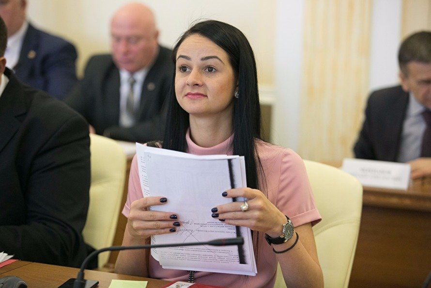 Ольга «гос-во ничего вам не должно» Глацких заявила, что бросить работу в департаменте молодежи ей «не позволяет совесть»