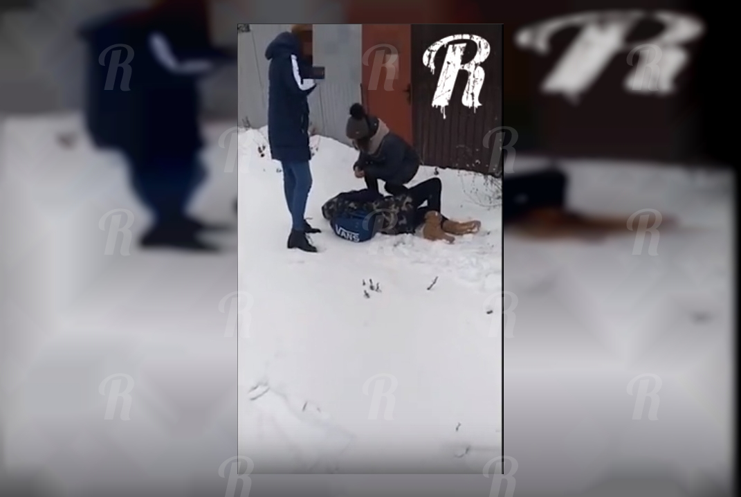 «Бей с ноги в е***о!!»: девочки-подростки жестоко избили 13-летнюю школьницу