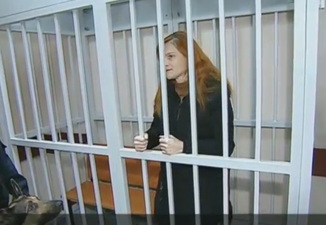 Мать, бросившую 2-летнего ребенка в подъезде, приговорили к штрафу