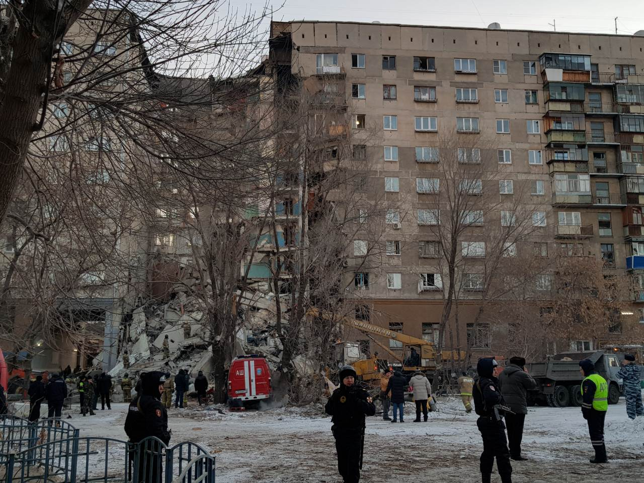 Подъезд многоэтажки обрушился в Магнитогорске из-за взрыва бытового газа