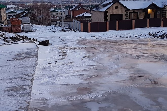 В селе Приамурья дети катаются на горке из застывших нечистот