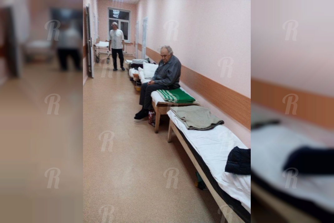 Раскладушки в коридорах: пользователей сети возмутило видео из омской больницы