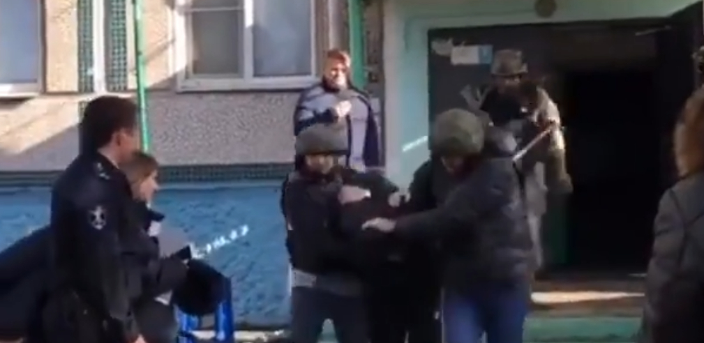 Неадекватный мужчина под Краснодаром грозился взорвать квартиру с 11-летним мальчиком