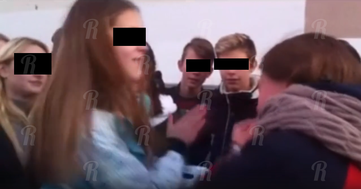«Пускай передохнёт, это слишком жестоко». В Смоленской области толпа школьников на камеру унизила ровесницу
