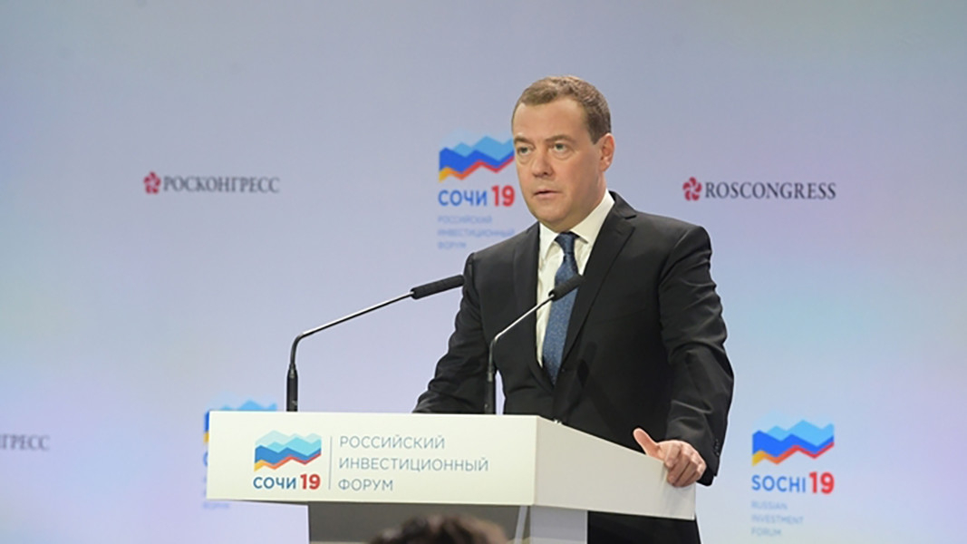 Медведев: «Нужно подумать о пересмотре наших взглядов на то, как мы относим людей к категории бедных»